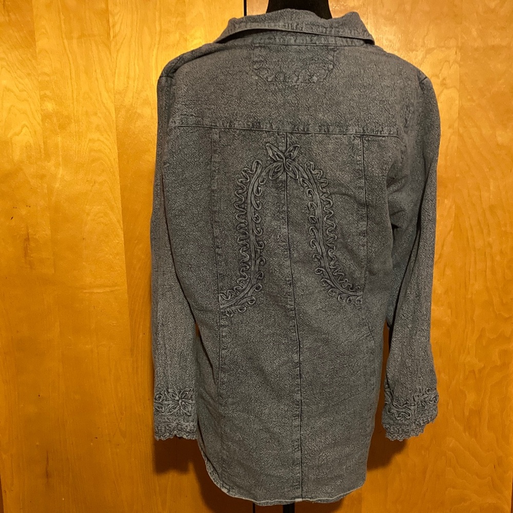 The Pyramid Collection Blue Embroidered Top - Picture 3 of 4